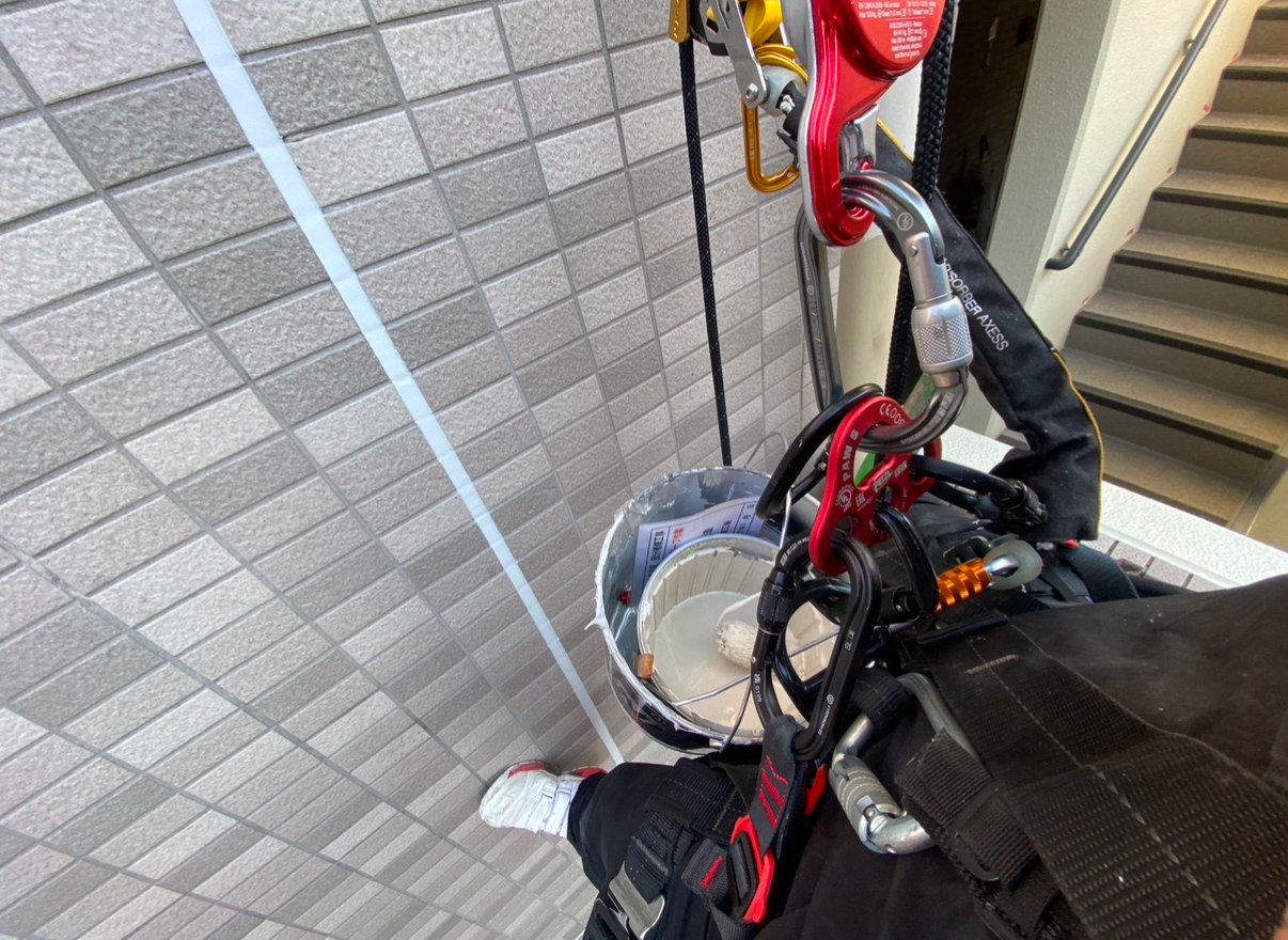 高所作業もお任せ！ロープアクセスによる補修